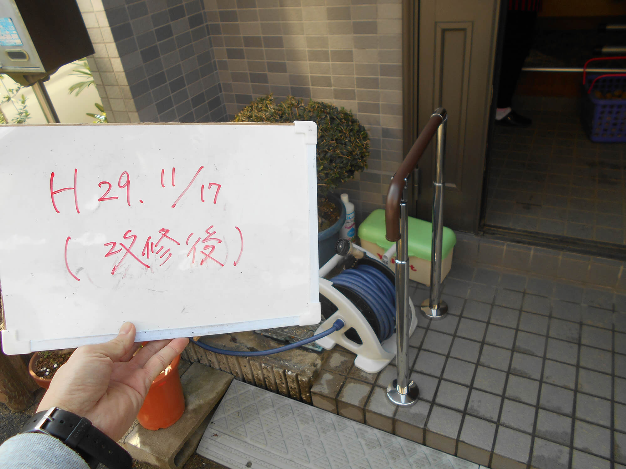 玄関外部の手すり取付
