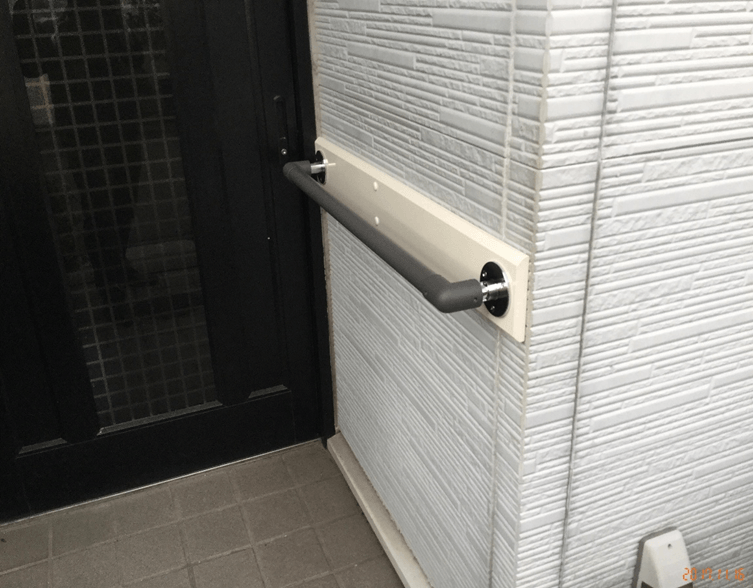玄関外部手すり取付