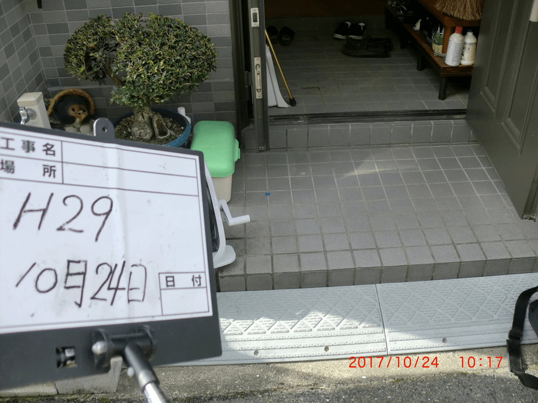 玄関外部の手すり取付